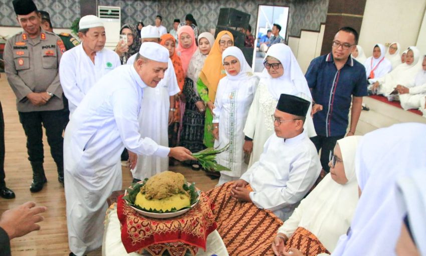 Wakil Bupati Tapteng Lepas 108 Jamaah Calon Haji Kloter 21