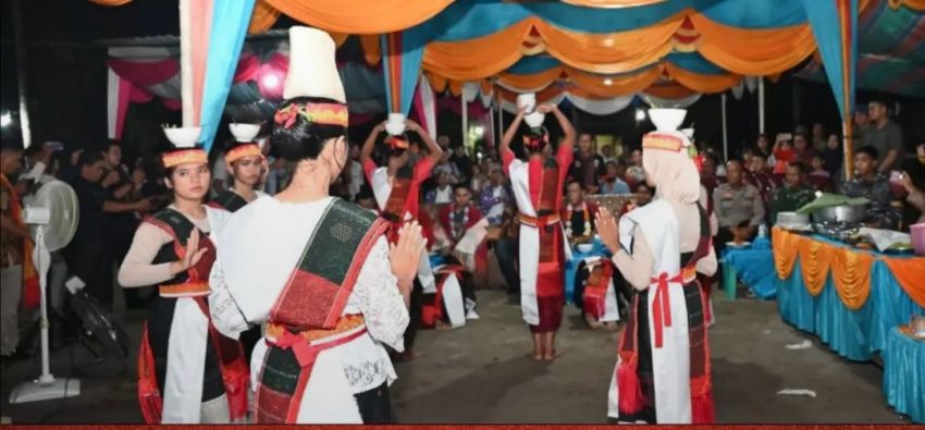 Bupati Masinton Pasaribu Diupa-upa Warga Lobutua