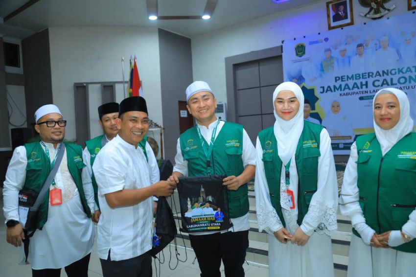 197 Calhaj Labura 2025 Dapat Tas Sandang dari Ketua BKPRMI