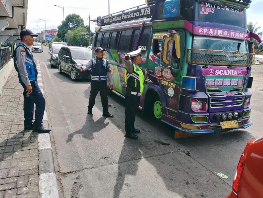 Sat Lantas Polrestabes Medan Tindak Belasan Bus AKDP di Jalan Jamin Ginting