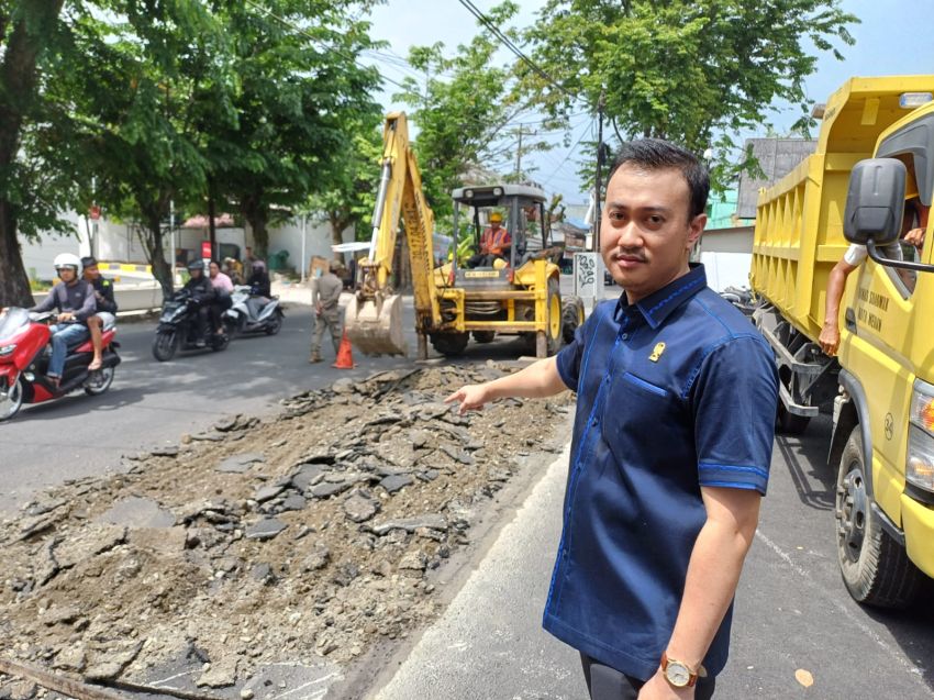 Pemko Medan Bongkar Trotoar di Depan Dara Kupi Medan Sunggal