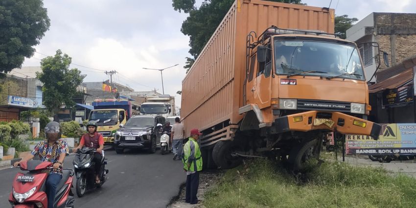 Truk Fuso Kecelakaan Tunggal Akibat Rem Blong di Pematangsiantar