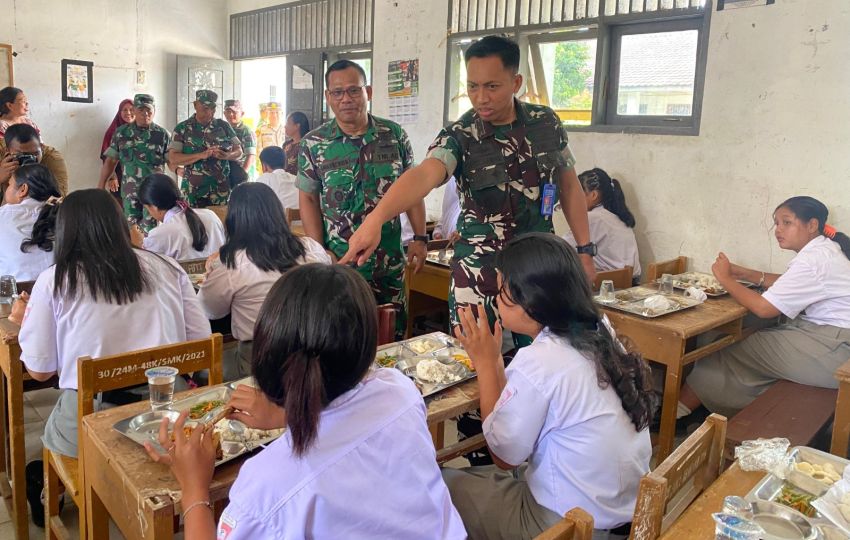 Dandim 0204/DS Ikut Bagikan Makan Sehat Bergizi di SMK Delimasari di Deliserdang