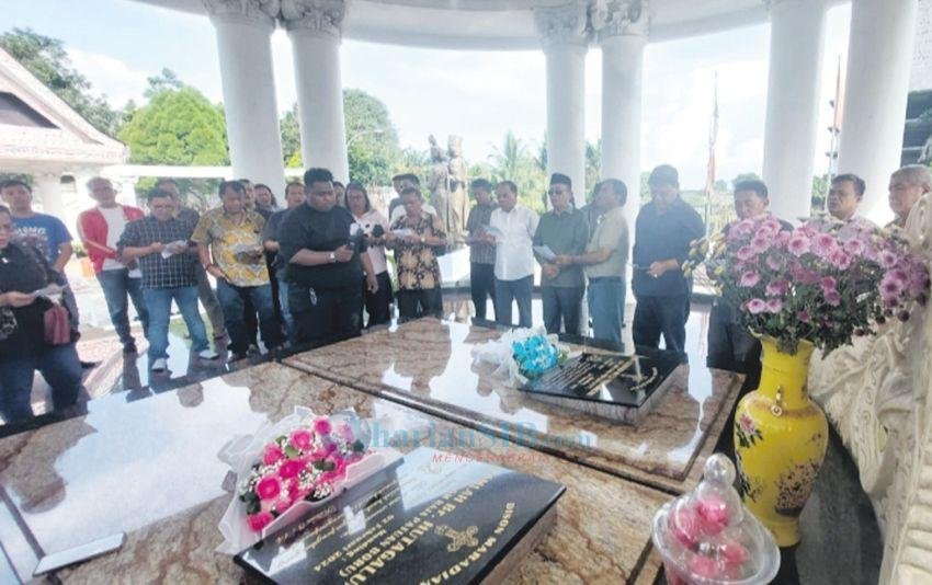 Keluarga Besar Hr SIB Ziarah ke Makam Pendiri SIB di TMGMP Medan