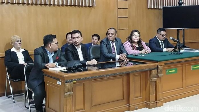 Kecewa Ridwan Kamil Tak Hadir, Lisa Mariana Minta Sidang Gugatan Diundur