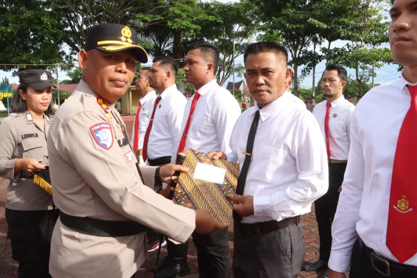 Kapolres Simalungun Beri Penghargaan kepada Personel Berprestasi