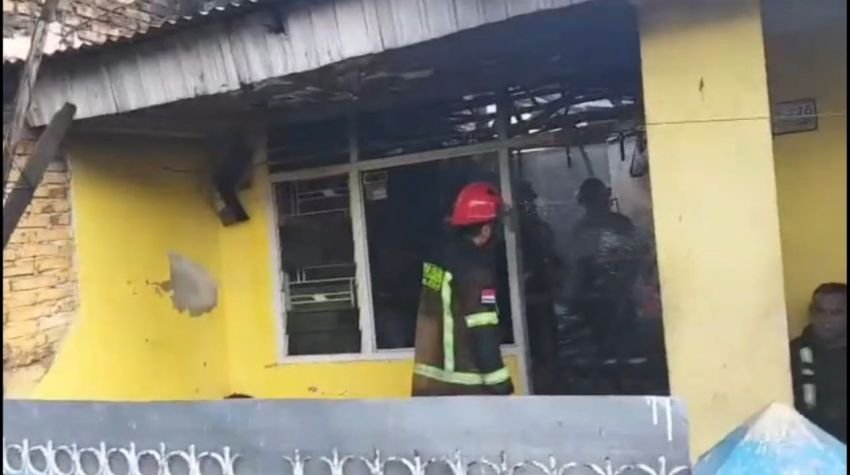 Diduga Korsleting Listrik, Satu Rumah di Perumnas Mandala Terbakar