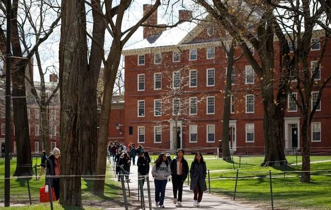 Hakim Tangguhkan Perintah Trump Larang Harvard Terima Mahasiswa Asing