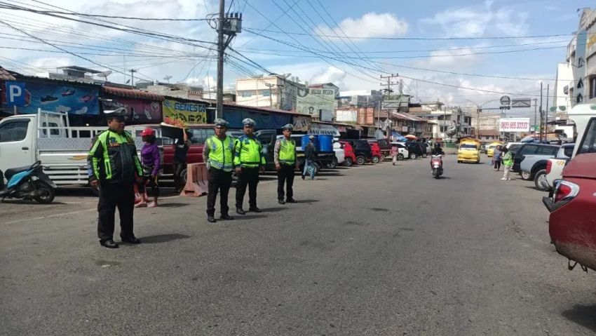 Polres Tanah Karo Tertibkan Lalu Lintas dan Parkir di Pusat Pasar Kabanjahe