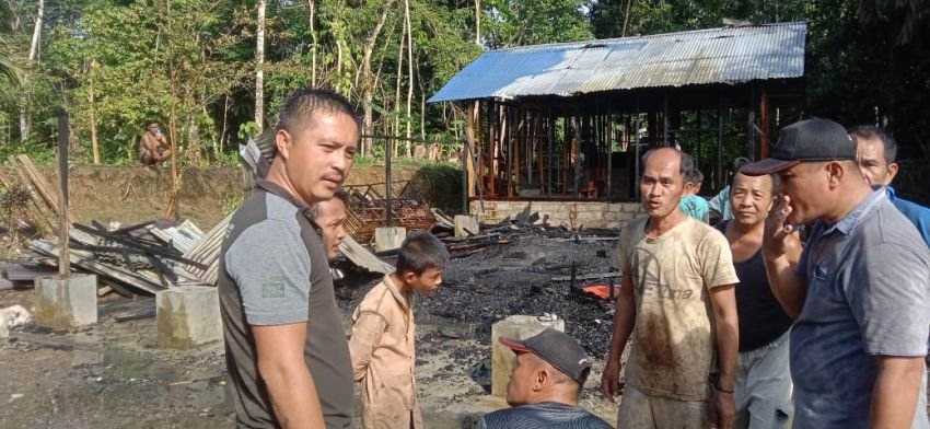 Diduga Korsleting Listrik, Rumah Warga di Nias Ludes Terbakar Saat
