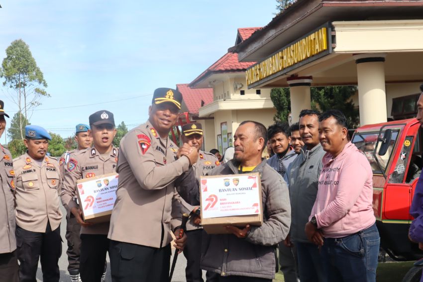 Menyambut HUT Bhayangkara ke-79, Polres Humbahas Bagi-bagi Bansos