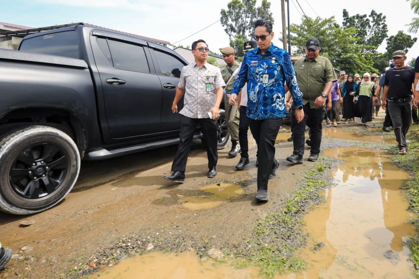 Tinjau Jalan Rusak di Tuntungan, Rico Waas Sebut Akan Segera Diperbaiki