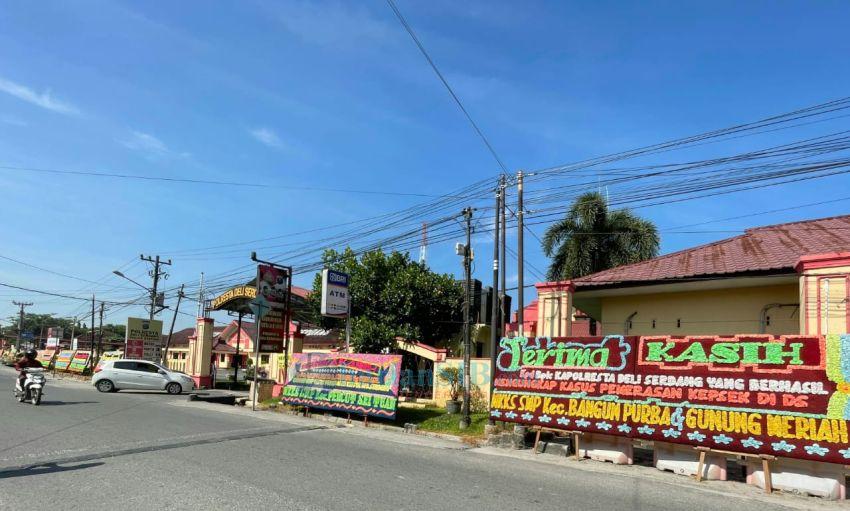 Tangkap Pemeras Kepala Sekolah, Mapolresta Deliserdang Dihadiahi Papan Bunga