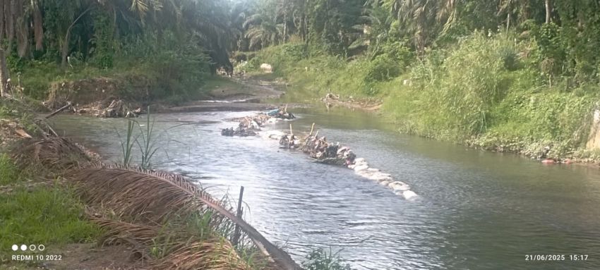 Warga Bendung Sungai dengan Karung Pasir, Irigasi Balakka Sitongkon Kian Memprihatinkan