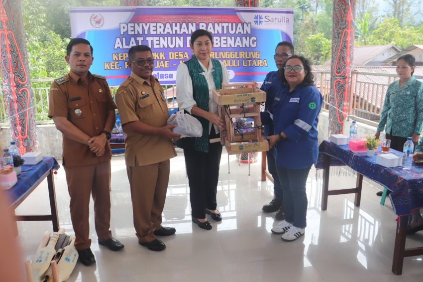 SOL Berikan Bantuan 12 Set Peralatan Tenun kepada PKK Desa Sigurunggurung Pahae Jae