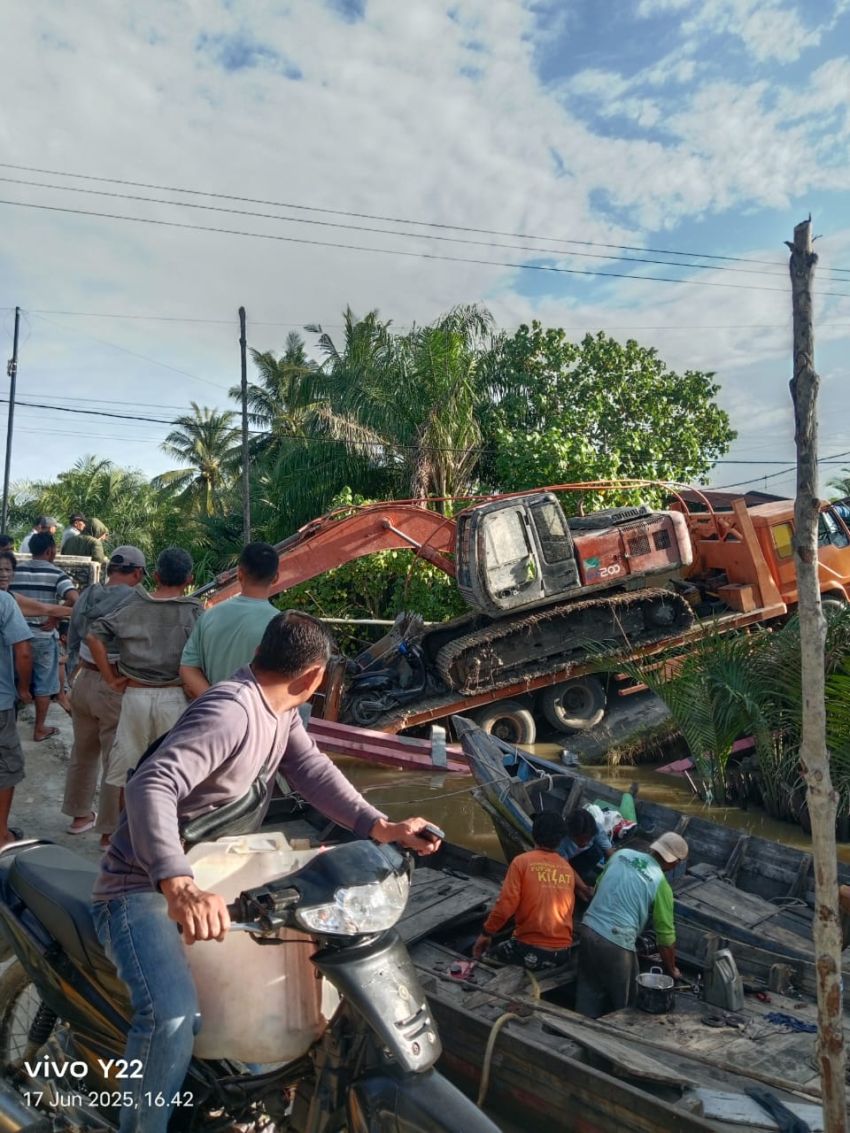 Trado Pengangkut Beko Ambrukkan Jembatan di Medangderas, Warga Terpaksa Gunakan Jalan Alternatif