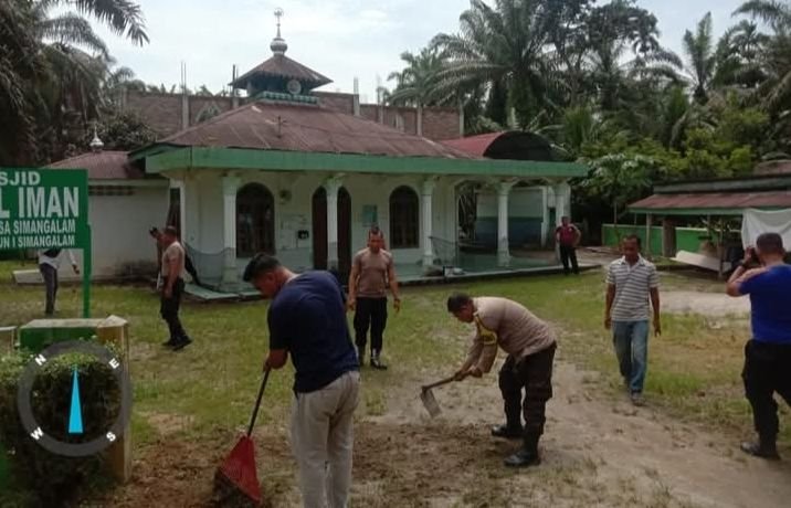 Polsek Kualuh Hulu Polres Labuhanbatu Bakti Sosial Bersihkan Pekarangan Masjid dan Gereja