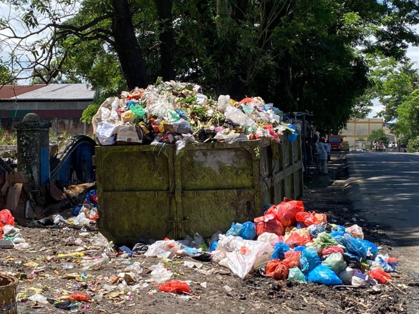 TPS Tak Terurus, Tumpukan Sampah Menggunung di Depan Pemakaman Muslim Sisingamangaraja Tebingtinggi