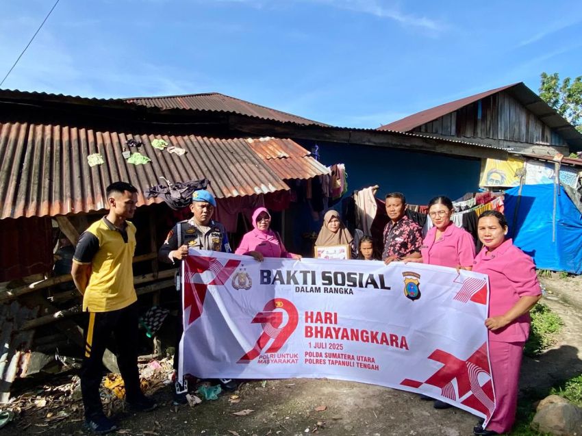Polres Tapteng Bagikan Bansos Kepada Warga