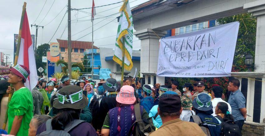 Massa APUK Desak Pemkab dan DPRD Dairi Tutup PT DPM