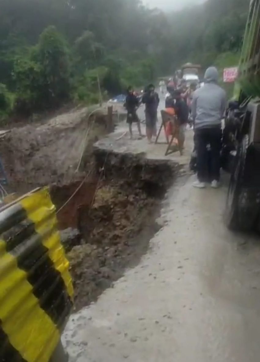 Jalan Nasional di Lae Pondom Dairi Nyaris Putus, Akses Jalan Macet