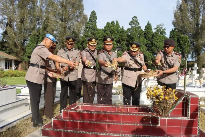 Sambut Hari Bhayangkara ke-79, Polres Tanah Karo Ziarah di Makam Pahlawan Kabanjahe