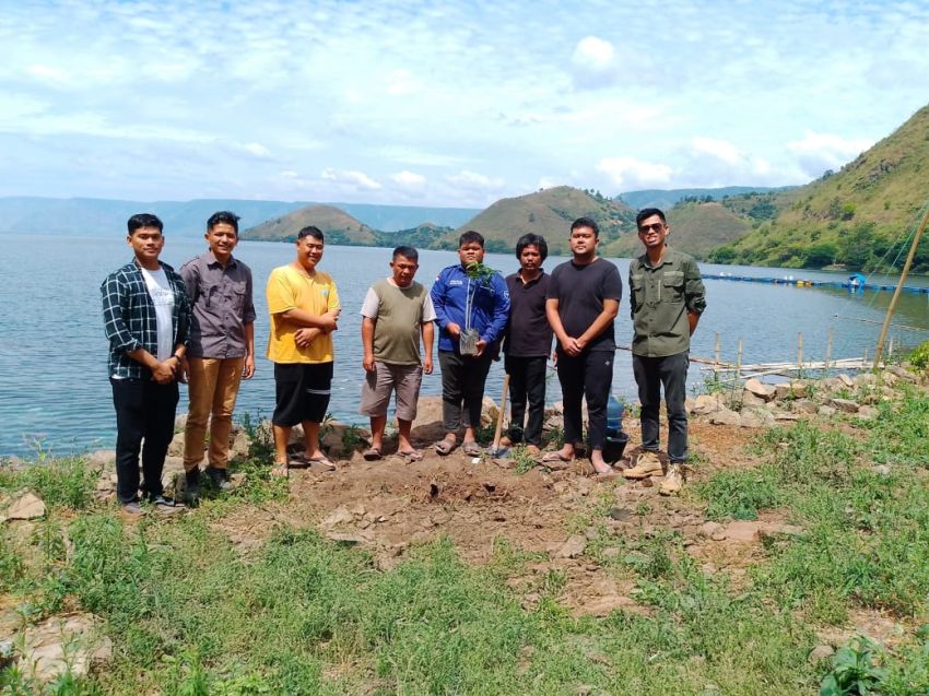 GMKI Komisariat FH USU Berkolaborasi dengan Green Future Foundation Hijaukan Kawasan Danau Toba