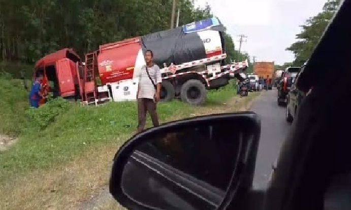 Truk Pengangkut BBM Tabrakan Beruntun Dengan Dump Truk dan Sepeda Motor di Jalinsum Asahan