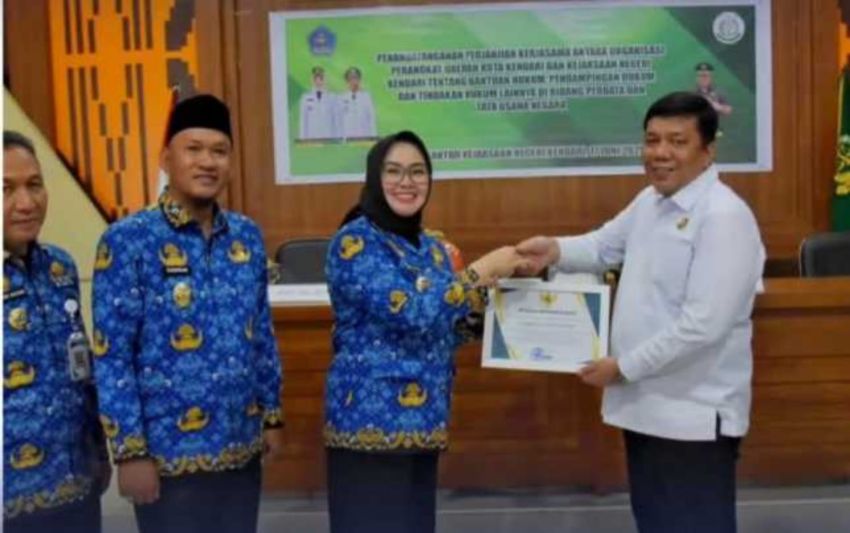 Selamatkan Aset Negara Rp11 M, Kajari Kendari Ronal H Bakara Terima Piagam Penghargaan dari Walikota