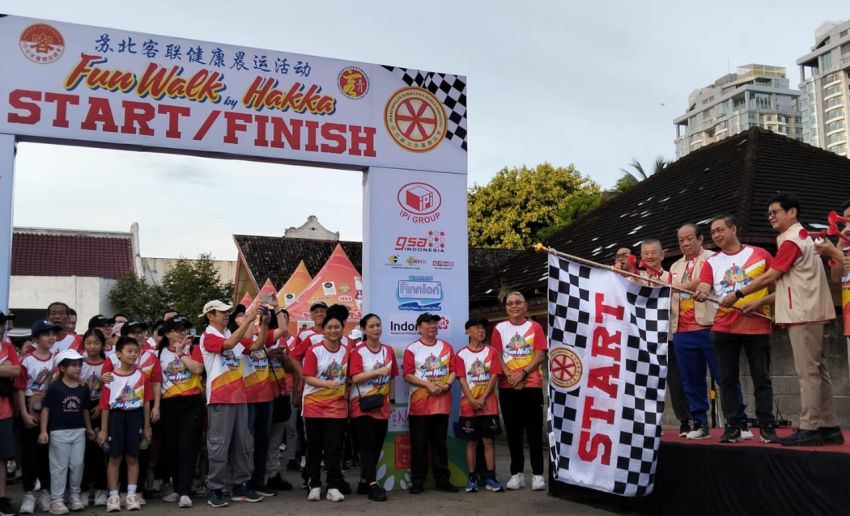 Wong Chun Sen Lepas Peserta Fun Walk Hakka, Ajak Warga Hidup Sehat dengan Cara Sederhana