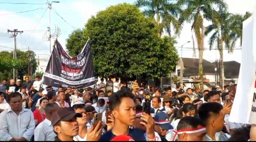 Aliansi Masyarakat Siantar #Save IPTU Tomi Marbun# Datangi Polres Pematangsiantar