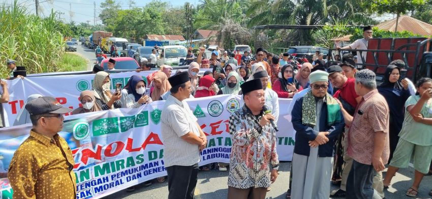 Warga Geruduk Lokasi Hiburan Malam Berbau Prostitusi di Kotapinang