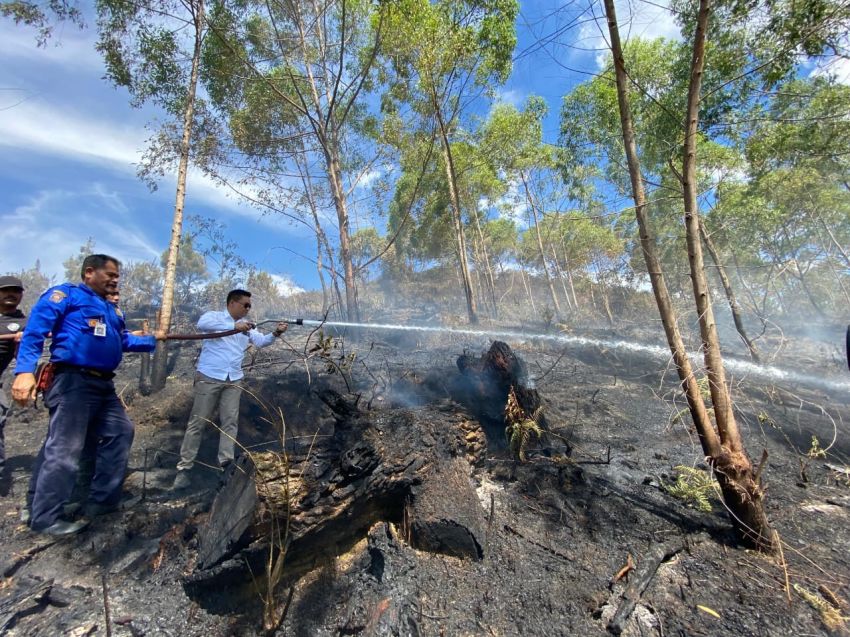Bupati Humbahas Pimpin Padamkan Kebakaran Hutan di Lintongnihuta