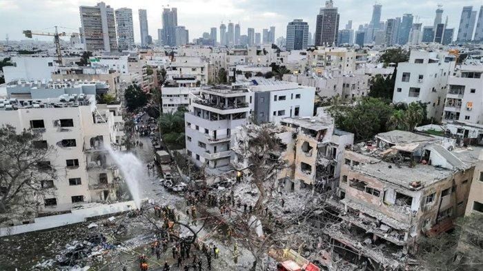 Tel Aviv Digempur! Rudal Iran Hantam Markas Intelijen Israel
