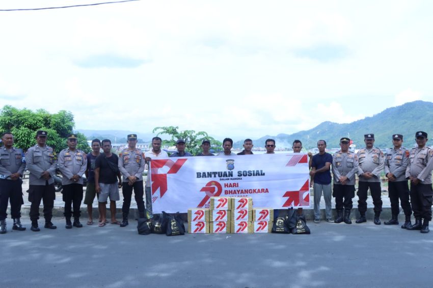 Buruh TKBM Pelabuhan Pelindo Sibolga Terima Bansos Hari Bhayangkara