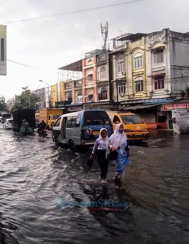 Hujan Deras, Jalan KL Yos Sudarso dan Jalan Marelan Raya Terendam Banjir