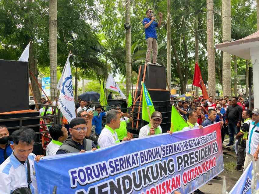 Serikat Buruh Demo Kantor Bupati Deliserdang Tolak Agen Kerja: Baru Melamar Sudah Diminta Uang