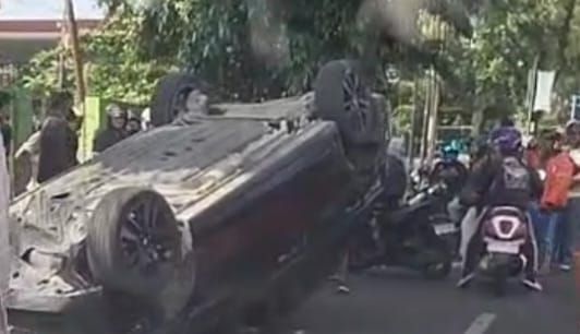 Mobil Honda City RS Terbalik Setelah Tabrak Pohon Mahoni di Medan Baru