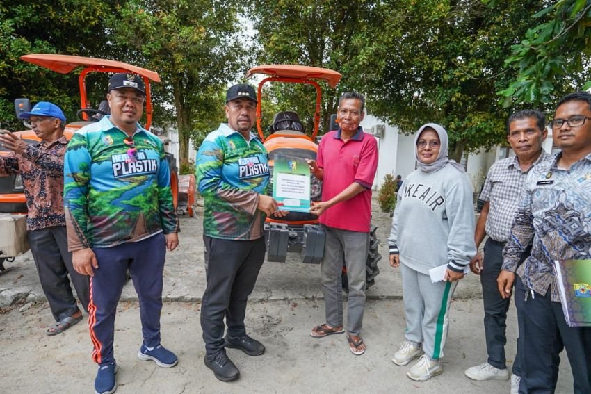 Bupati Batubara Serahkan 8 Unit Traktor ke Kelompok Tani
