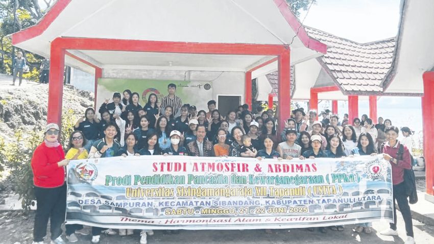 Dosen dan Mahasiswa Prodi PPKn UNITA Studi Atmosfir dan Abdimas di Desa Sampuran Sibandang Muara
