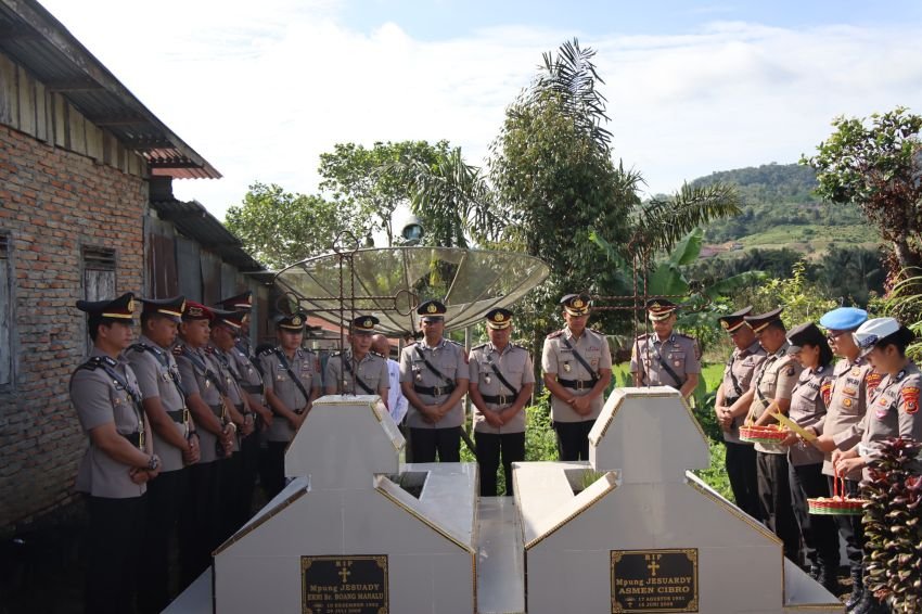 Menyambut HUT ke-79 Bhayangkara, Kapolres Pakpak Bharat Pimpin Ziarah dan Tabur Bunga ke Makam Purnawirawan Polri