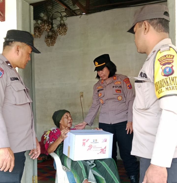 Polsek Siantar Utara Berikan Bansos kepada Warga yang Sakit