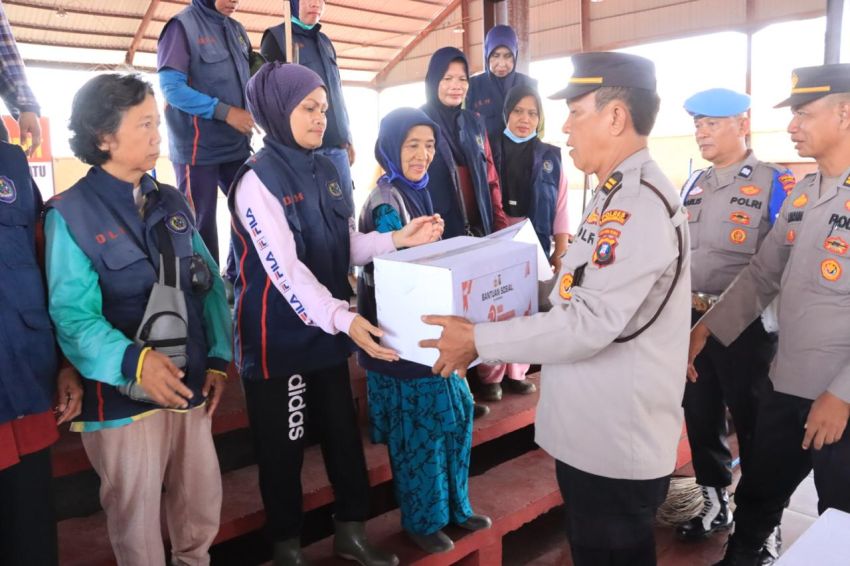 Polres Labuhanbatu Bantu Penyapu Jalan dan Petugas Kebersihan