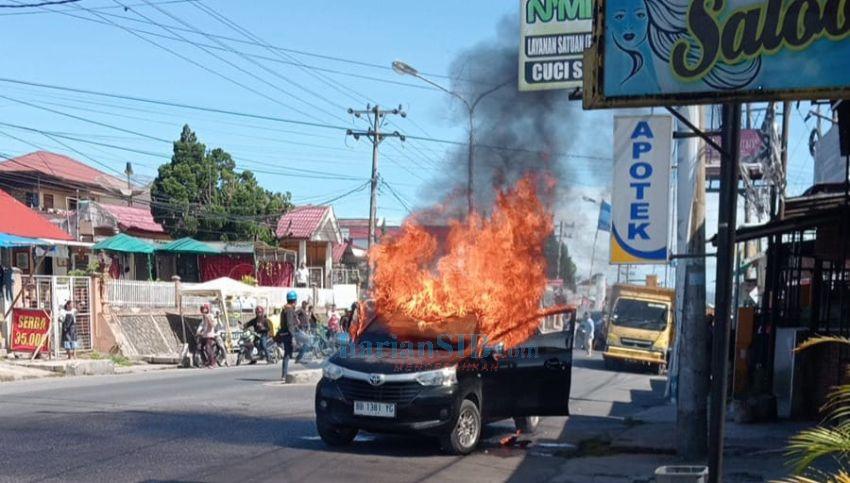 Mobil Avanza Bermuatan BBM Hangus Terbakar di Sidikalang