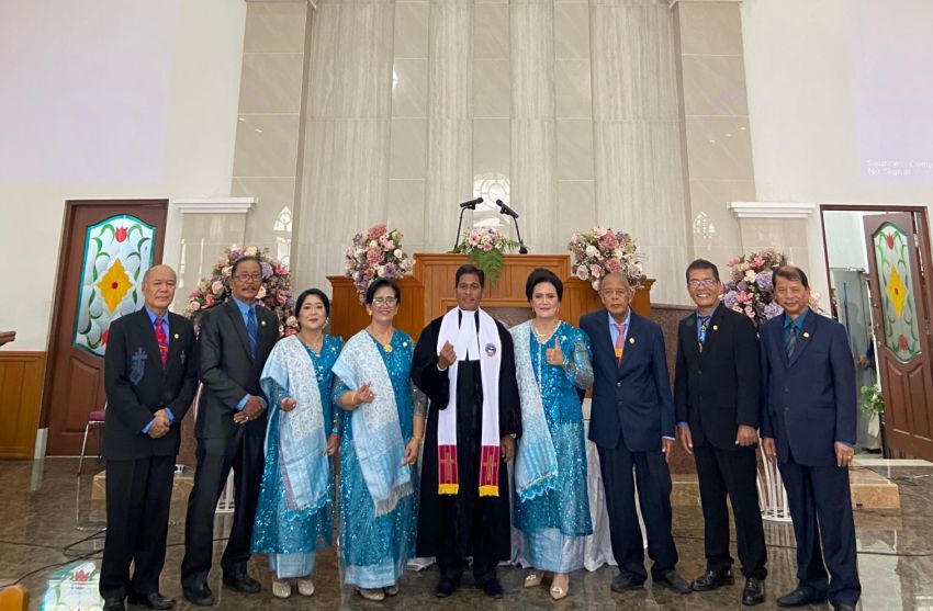 8 Pertua dan Diaken GBKP Setia Budi Terima PIN Emeritus di Ibadah Pentakosta