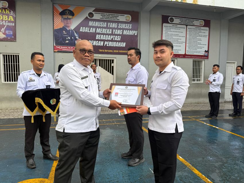 Ivan Kevin Wiranata Suyapit dan Vitani Kristanto Saragih Pegawai Teladan Lapas Barus Triwulan II 2025