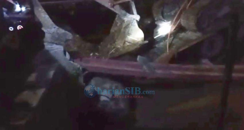 Truk Trado dan Beko yang Terjun ke Sungai Akhirnya Dievakuasi, Warga Keluhkan Waktu Pelaksanaan