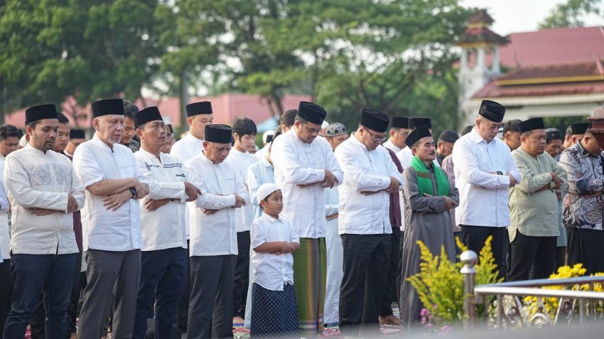 Gubsu dan Ribuan Warga Salat Idul Adha di Alun-alun Pemkab Deli Serdang