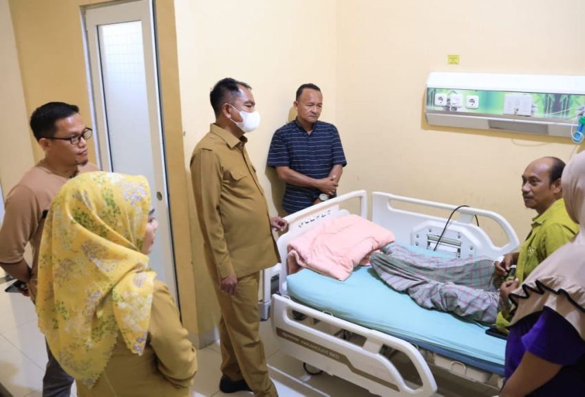 Darma Wijaya Jenguk Wartawan yang Sakit