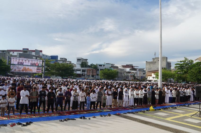 Wali Kota Tanjungbalai Bersama Ribuan Masyarakat Salat Idul Adha 1446 Hijrah di Alun Alun Sultan Abdul Jalil Rahmadsyah